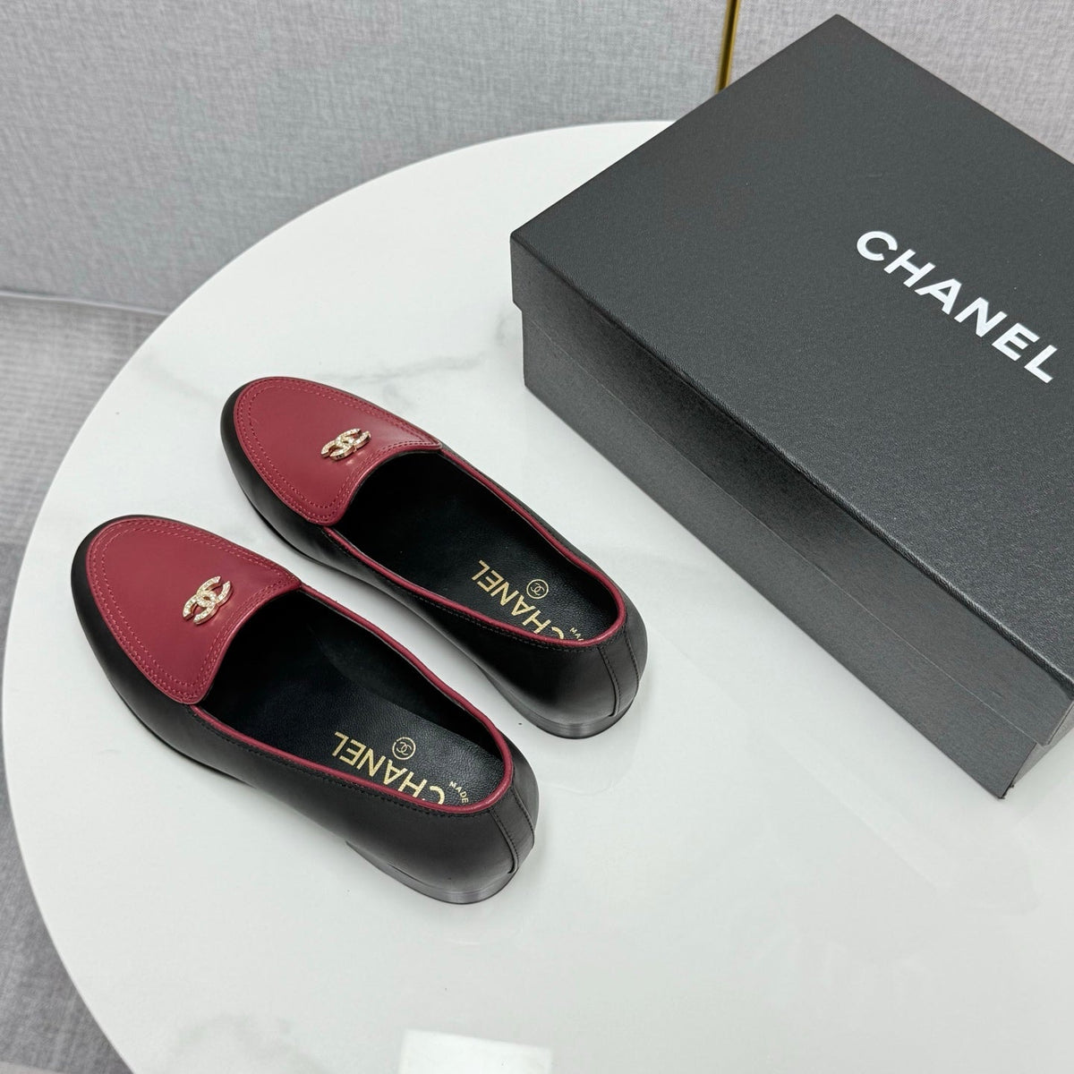 CHANEL LOAFERS 25S IN BLACK MIX DARK RED CALFSKIN GOLD HARDWARE WITH STONES